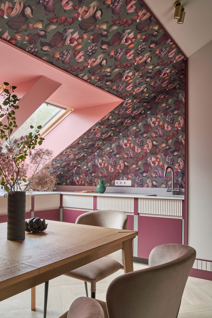 dom-s-tsvetnym-intererom-13